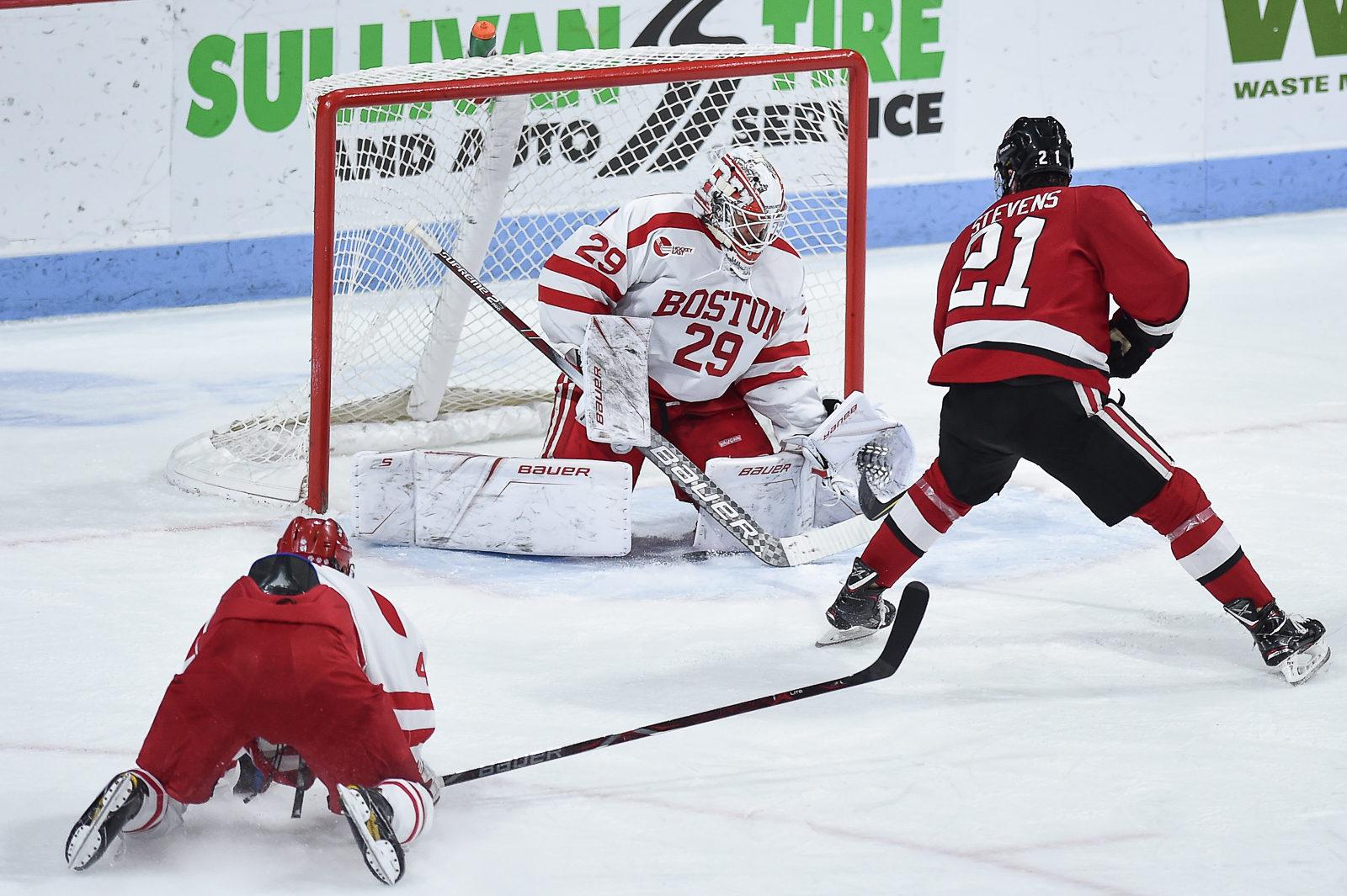 Sophomore goaltender Jake Oettinger finishes the night with 28 saves. PHOTO BY MADDIE MALHTORA/ DAILY FREE PRESS STAFF 