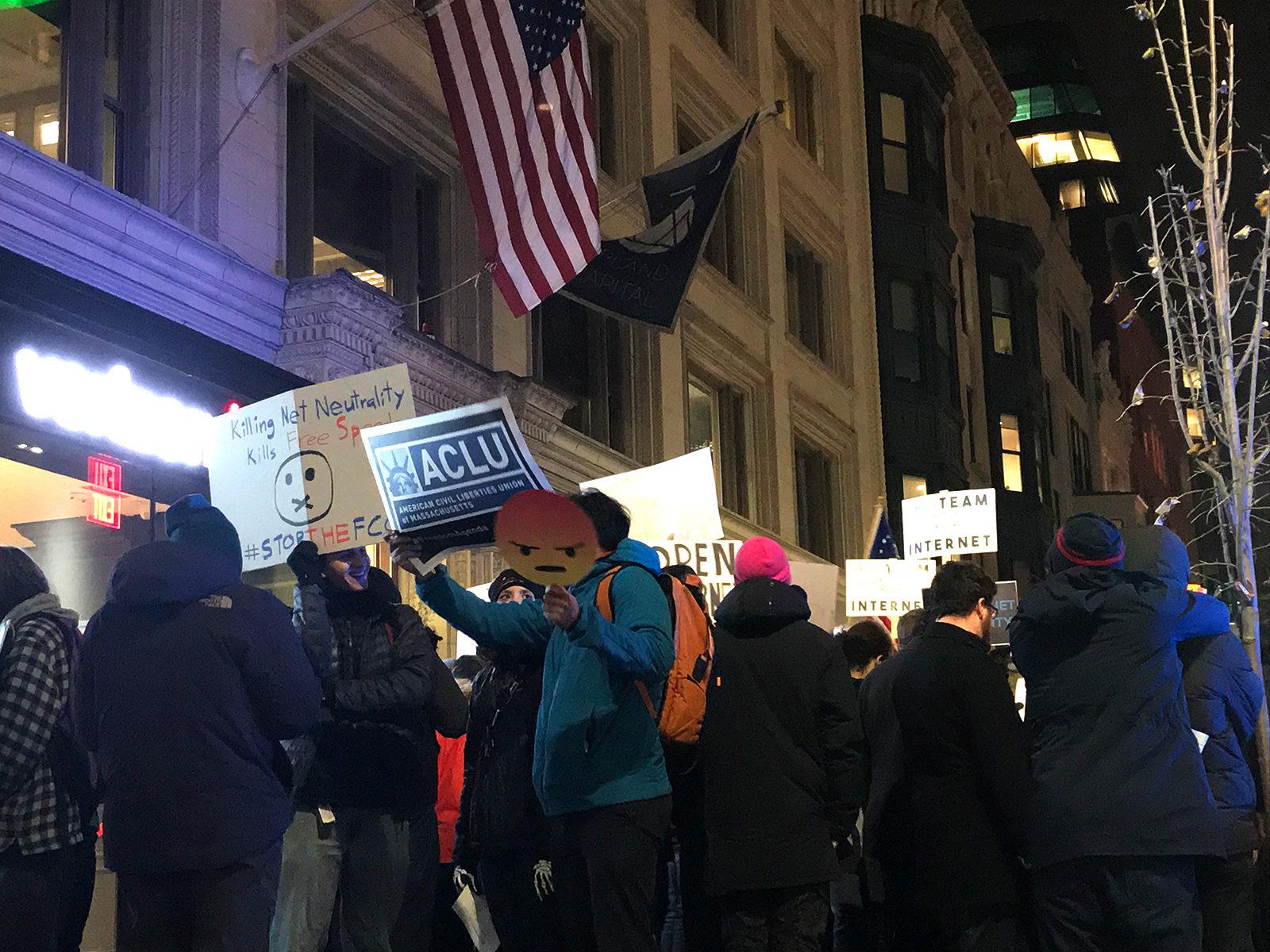 Boston residents protest the repeal of net neutrality outside of the Verzion store at 745 Boylston St. Thursday night. PHOTO BY VIGUNTHAAN THARMARAJAH/ DAILY FREE PRESS STAFF