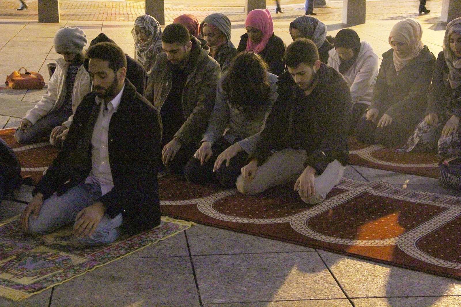 Members of the Islamic Society of BU perform Maghrib prayer publicly in Marsh Plaza Wednesday night as part of a number of events to kick off Islam Awareness Month. PHOTO BY SOFIA FARENTINOS/DAILY FREE PRESS CONTRIBUTOR